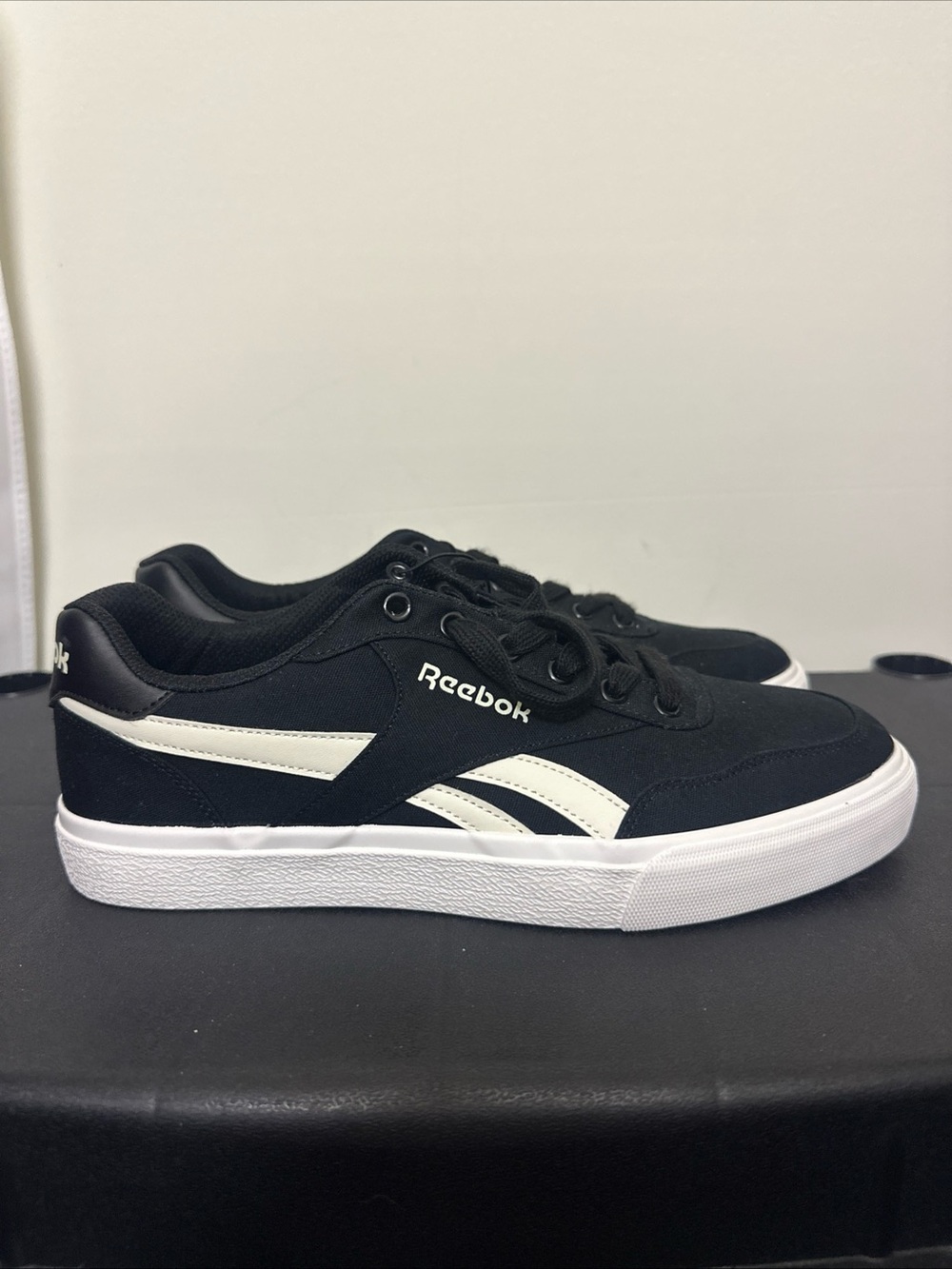 Reebok Classic Men’s Size 10 Black and White  Sneakers
